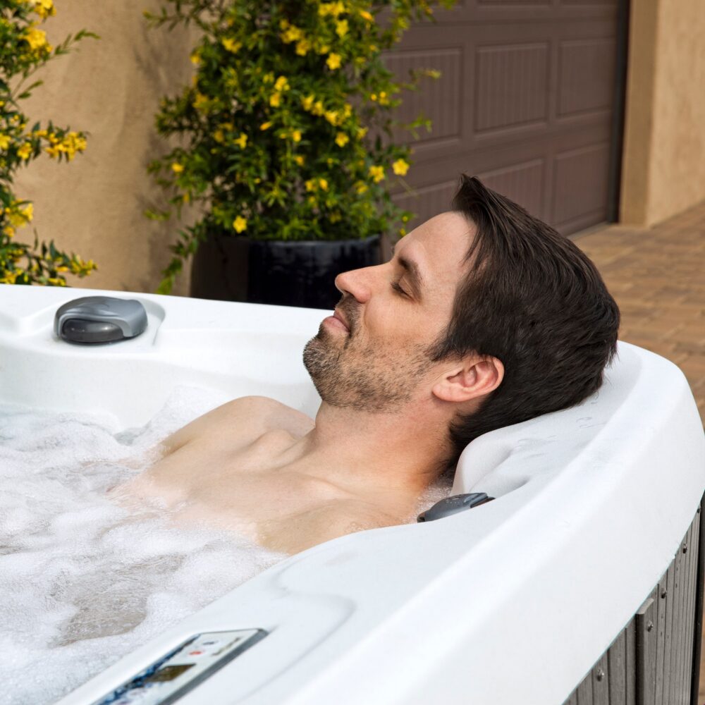 LS600DX-Arctic-White-Coastal_Gray-Lifestyle-Man_Lounge